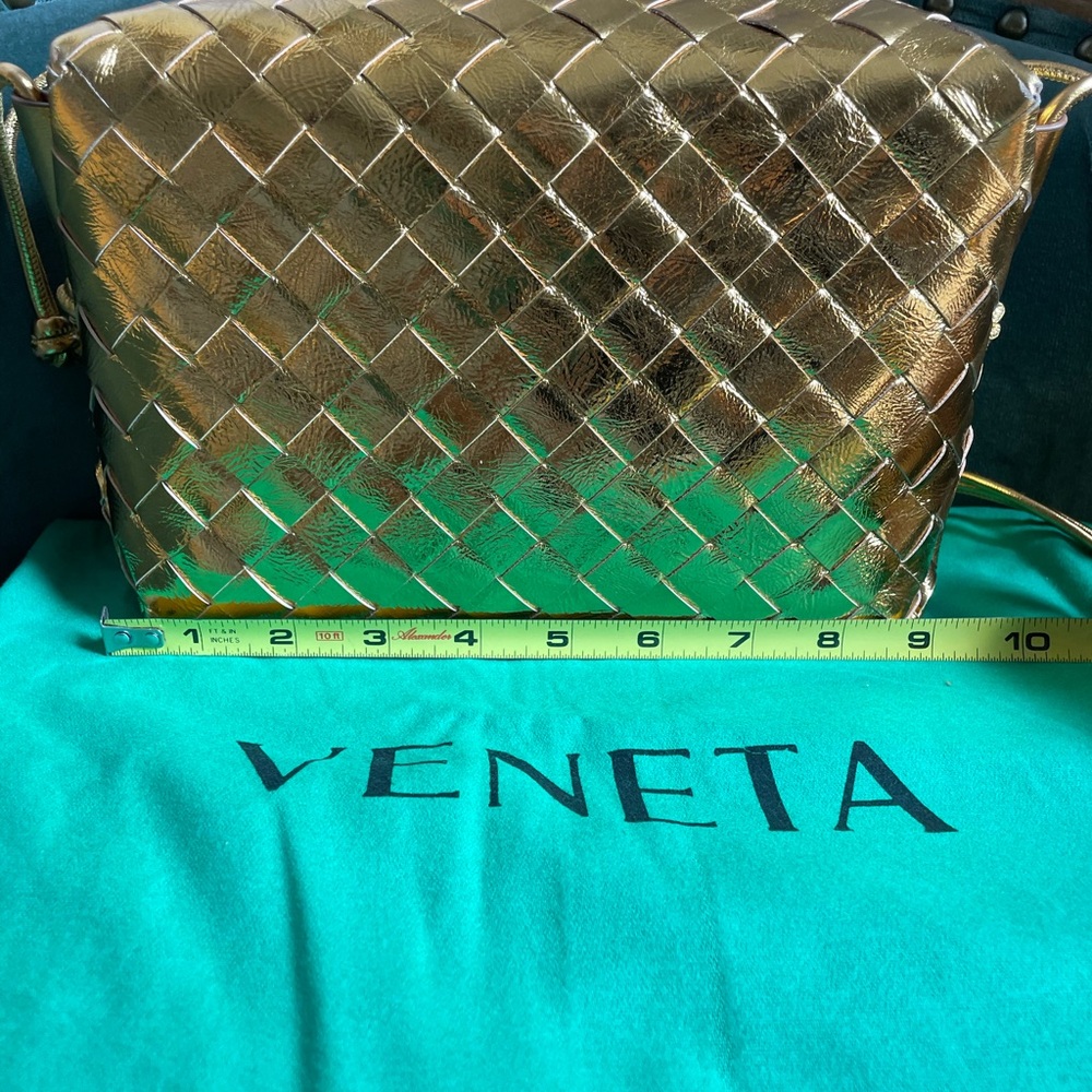 Beautiful buttery gold metallic 100% leather crossbody bag! - Picture 4 of 10